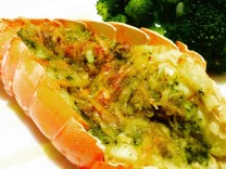 Lagostas Gratinadas em Manteiga de Ervas e Crosta de Farinha de Rosca e Parmesão