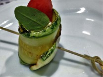 Rolinhos de Abobrinha com Cream Cheese, Tomate Cereja e Manjericão
