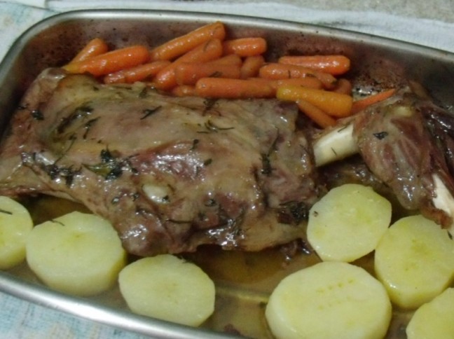 Paleta de Carneiro Assada com Batatas e Cenouras Caramelizadas