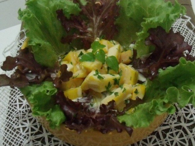 Salada de Alface e Manga ao Molho de Iogurte com Maracuj