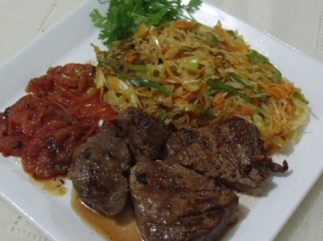Fil na Chapa com Legumes