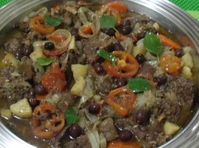 Carneiro com Ervas Frescas e Cebolas Agridoce