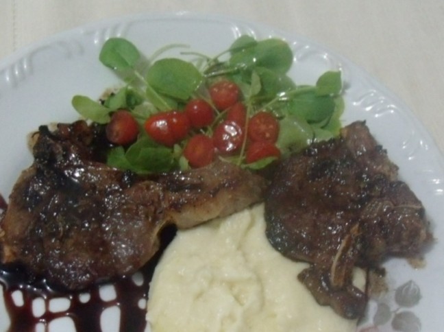 Carr de Cordeiro ao Molho de Vinho Tinto, Mel, Balsmico e Hortel