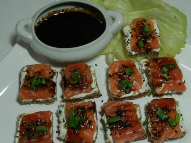 Canap de Salmo com Cream Cheese e Molho Teriyaki