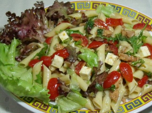 Salada de Folhas com Salmo em Conserva, Tomate Cereja e Queijo Coalho