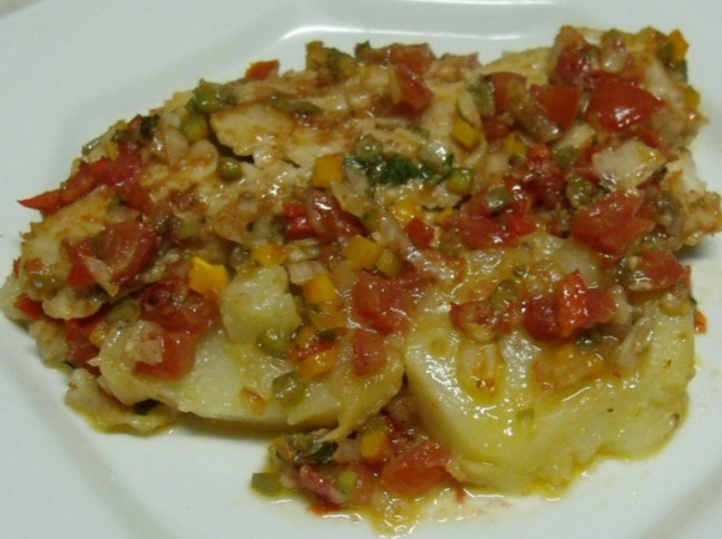 Fil de Peixe ao Forno com Batatas, Molho de Pimentes, Tomates e Cebola