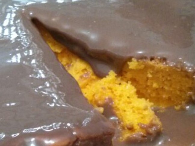Bolo de Cenoura com Calda de Chocolate