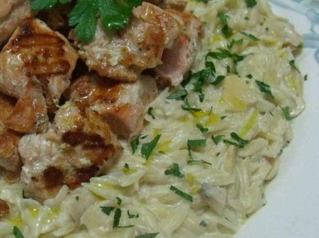 Risoni ao Creme de Cogumelos e Alho Por com Salmo Grelhado