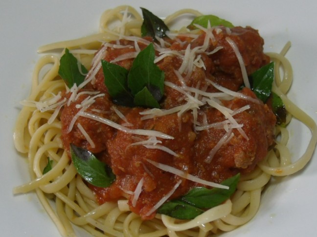 Almndegas ao Molho de Tomate e Manjerico