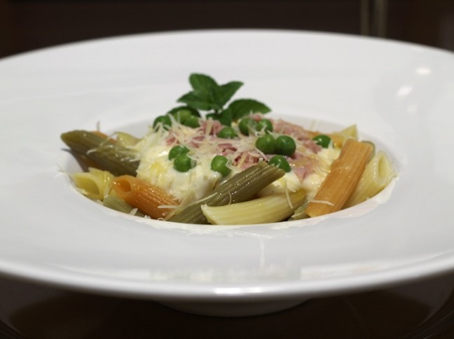 Penne Tricolor ao Molho Branco com Presunto e Ervilhas 