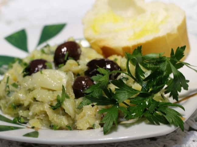 Bacalhau Desfiado com Azeite, Cebola e Azeitona Preta