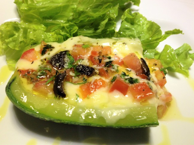 Abobrinha Gratinada Recheada com Queijo Minas, Tomate e Azeitona Preta