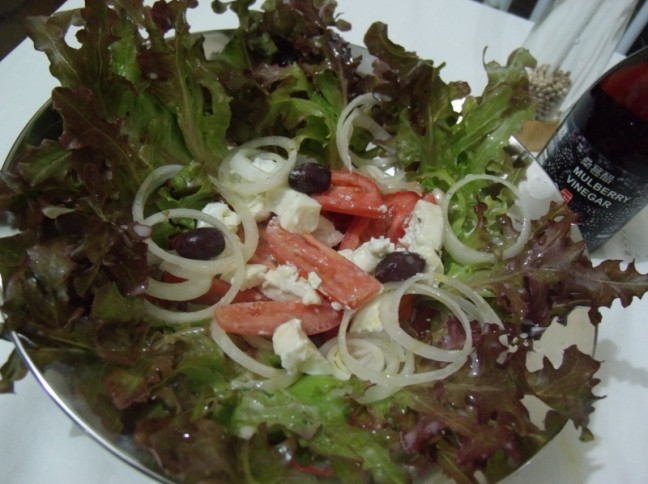 Salada de Alface Roxo com Ricota Cremosa e Molho de Iogurte