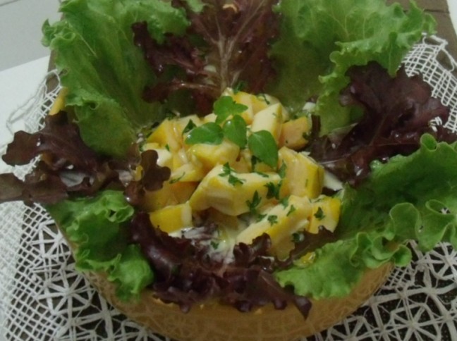 Salada de Alface e Manga ao Molho de Iogurte com Maracujá