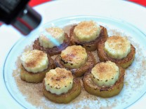 Cartola com Bananas em Rodinhas e Florzinhas de Queijo no Maçarico Culinário